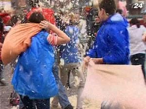 Вінничани відзначили Всесвітній день подушкових боїв Вінничани відзначили Всесвітній день подушкових боїв