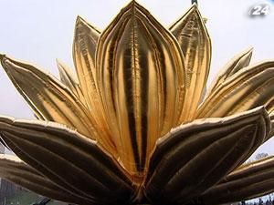 В Киеве появился 10-метровый золотой цветок лотоса В Киеве появился 10-метровый золотой цветок лотоса