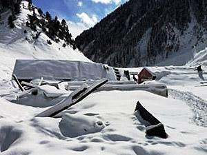 Рятувальники відновили пошуки на місці сходження лавини у Пакистані Рятувальники відновили пошуки на місці сходження лавини у Пакистані