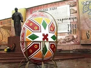 На Центральній площі Чернівців встановили гігантську писанку На Центральній площі Чернівців встановили гігантську писанку