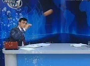 Греческого телеведущего закидали яйцами Греческого телеведущего закидали яйцами