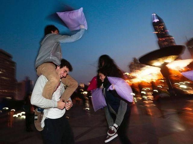 В 140 городах мира отметили День боев подушками В 140 городах мира отметили День боев подушками