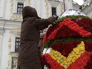 К Пасхе в Киеве устанавливают писанку из живых роз