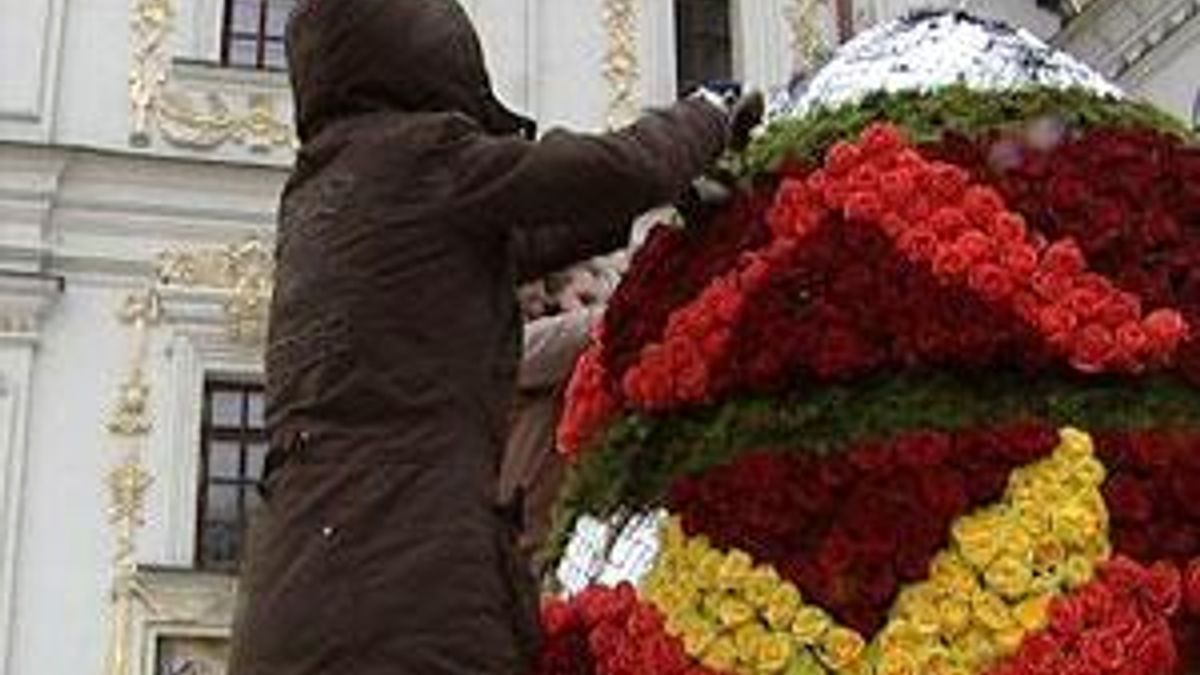 К Пасхе в Киеве устанавливают писанку из живых роз