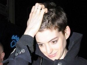 Энн Хэтэуэй пожертвовала волосами ради нового фильма Энн Хэтэуэй пожертвовала волосами ради нового фильма