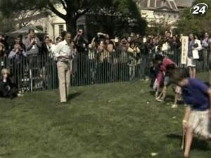 Обама провел в своей резиденции традиционное катание пасхальных яиц Обама провел в своей резиденции традиционное катание пасхальных яиц