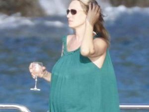 Беременная Ума Турман попивает алкогольные напитки Беременная Ума Турман попивает алкогольные напитки