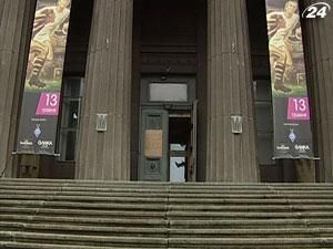 Директора Национального художественного музея уволили из-за дыры в окнах