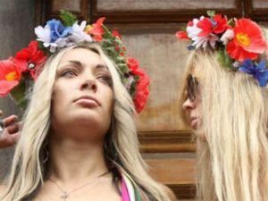 Активистки FEMEN протестовали против запрета абортов Активистки FEMEN протестовали против запрета абортов