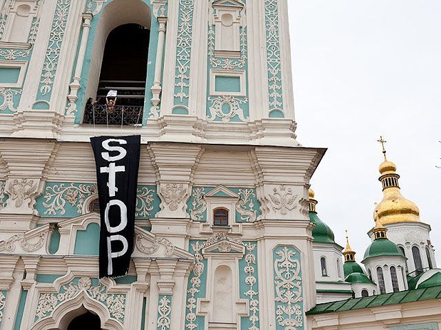 FEMEN захопили дзвіницю Софії Київської