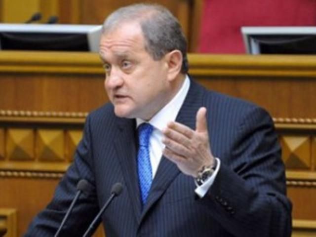 Могилев зарабатывает меньше жены, на которую записаны земля и дом