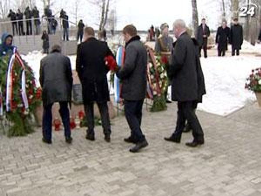 В Польше и России почтили память жертв авиакатастрофы под Смоленском В Польше и России почтили память жертв авиакатастрофы под Смоленском