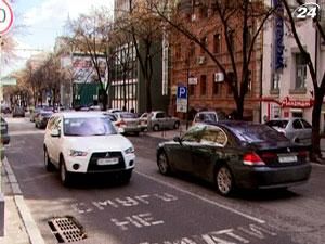 В Днепропетровске чиновники устроили себе VIP-полосу на дороге В Днепропетровске чиновники устроили себе VIP-полосу на дороге