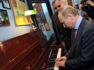 Путин в Санкт-Петербурге сыграл на пианино Путин в Санкт-Петербурге сыграл на пианино