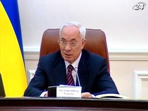 Азаров підтримує повний перехід на страхування агроризиків до 2015 року Азаров підтримує повний перехід на страхування агроризиків до 2015 року