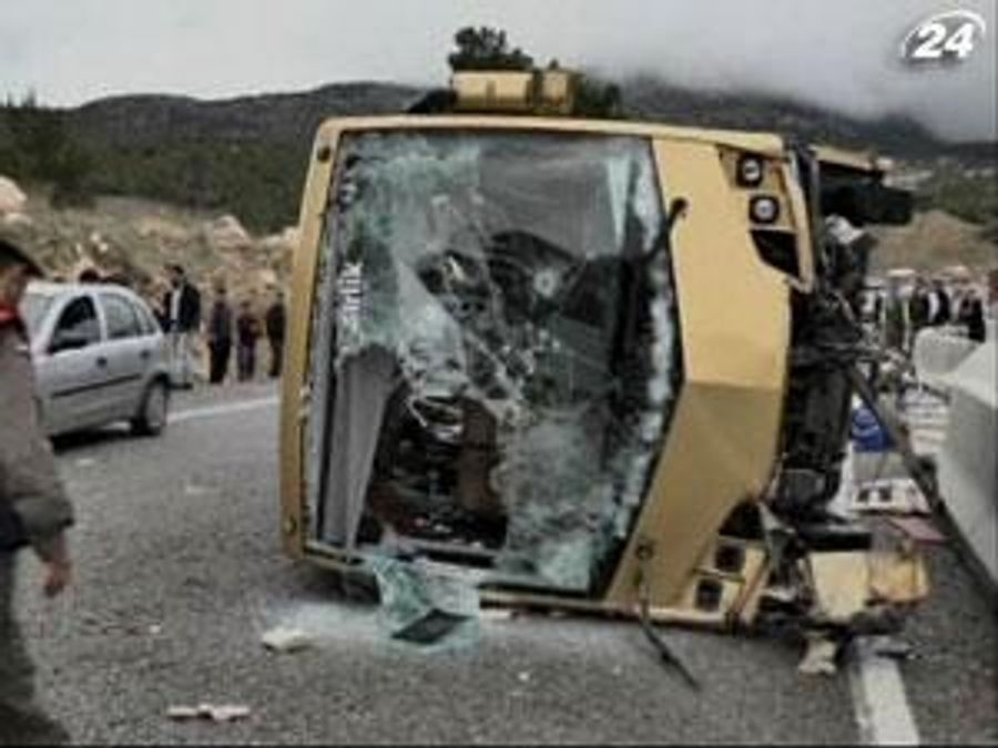 Поблизу Анталії розбився автобус з іноземцями, є загиблі Поблизу Анталії розбився автобус з іноземцями, є загиблі