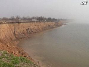 Берегова лінія Азова руйнується зсувами ґрунту