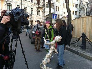 В Киеве 300 активистов принесли под офис Ахметова строительный мусор