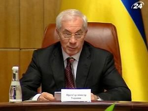 Азаров обіцяє добитися зниження ціни на російський газ Азаров обіцяє добитися зниження ціни на російський газ