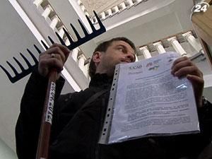 Киевляне со смертельно опасными болезнями принесли грабли в Минздрав и просили лекарства Киевляне со смертельно опасными болезнями принесли грабли в Минздрав и просили лекарства