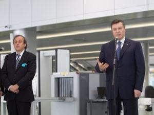 Во Львове протестующих не пустили к Януковичу Во Львове протестующих не пустили к Януковичу