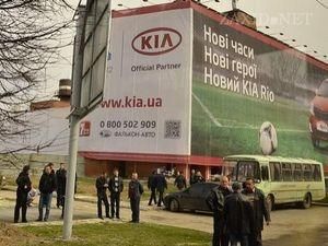 Обвалений львівський готель приховали від Президента банером Обвалений львівський готель приховали від Президента банером