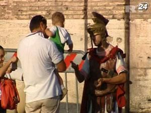 Уличные актеры захватили итальянский Колизей