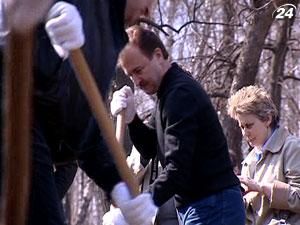 В Чистий четвер кияни разом з чиновниками вийшли на загальну толоку В Чистий четвер кияни разом з чиновниками вийшли на загальну толоку