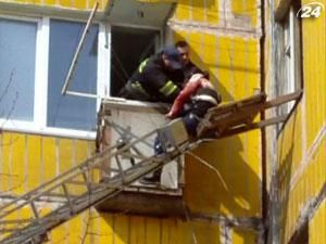 Жінка, випавши з шостого поверху, зависла на дротах для білизни Жінка, випавши з шостого поверху, зависла на дротах для білизни