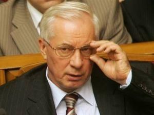 Азаров покинув парламент під оплески та вигуки: "Ганьба!"