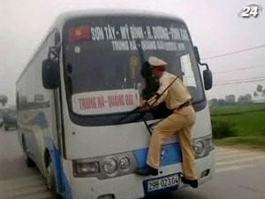 В’єтнамський поліцейський проїхав кілометр, тримаючись за склоочищувачі автобуса