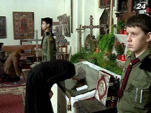 В православных и греко-католических храмах выставили плащаницы В православных и греко-католических храмах выставили плащаницы