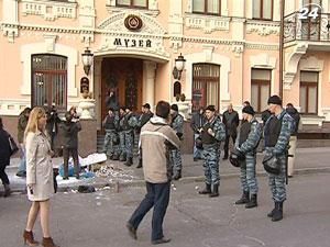 МВС: Активістка, яка пікетувала офіс Ахметова, впала сама МВС: Активістка, яка пікетувала офіс Ахметова, впала сама