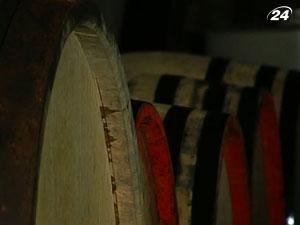 На Закарпатті бочки з вином зберігають в підвалі у горі вулканічного походження 