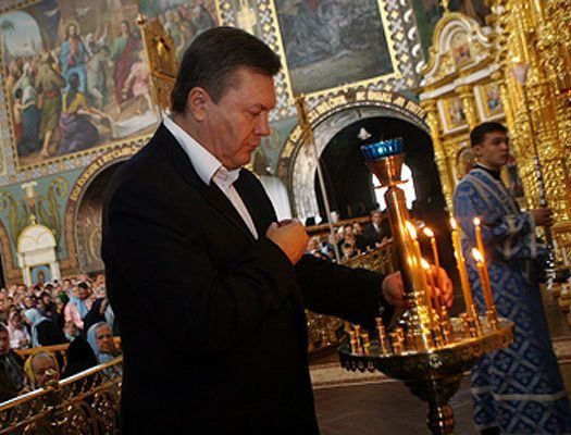 Янукович проведет Пасхальную ночь в Киево-Печерской лавре