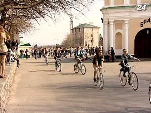 У Києві відбувся велокруїз у лондонському ретростилі