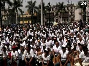 Майже 1,5 тисячі жителів Перу одночасно зіграли на національному музичному інструменті - кахоні Майже 1,5 тисячі жителів Перу одночасно зіграли на національному музичному інструменті - кахоні