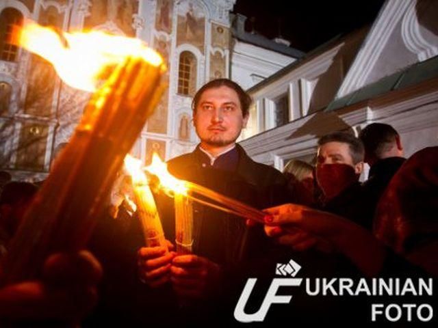 В Киево-Печерской лавре встретили Благодатный огонь В Киево-Печерской лавре встретили Благодатный огонь