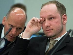 Брейвик заплакал в зале суда Брейвик заплакал в зале суда