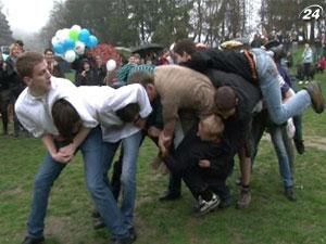 На Великодні свята у Львові традиційно три дні бавляться гаївок