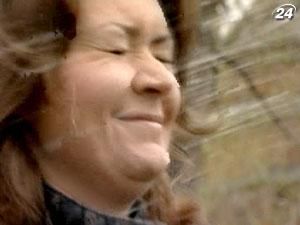 Парни обливают девушек водой для счастья, красоты и здоровья Парни обливают девушек водой для счастья, красоты и здоровья