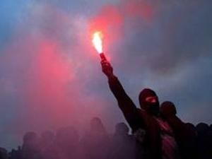 Луганская милиция не дала подраться местным фанатам с донецкими Луганская милиция не дала подраться местным фанатам с донецкими