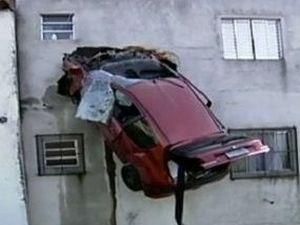 В Бразилии водитель протаранил своим авто дом