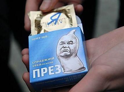 МВД: Презервативы с портретом Януковича были просрочены