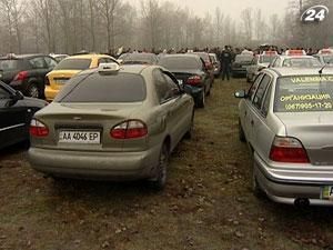 Столичные таксисты под Кабмином проведут акцию протеста Столичные таксисты под Кабмином проведут акцию протеста