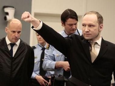 На суде Брейвик заявил, что выдал "слишком много информации" На суде Брейвик заявил, что выдал "слишком много информации"