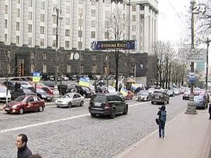 Підсумок дня: на знак протесту 400 таксистів їздили навколо Кабміну Підсумок дня: на знак протесту 400 таксистів їздили навколо Кабміну