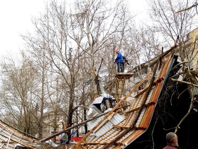 Ураган в Криму зносить дахи з будинків: є постраждалі