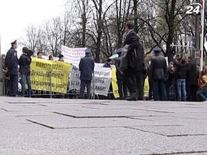 133 обмануті забудовниками люди під Кабміном вимагали повернути їм гроші 133 обмануті забудовниками люди під Кабміном вимагали повернути їм гроші