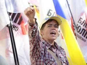 Біля Харківського суду зібрались прихильники та противники Тимошенко